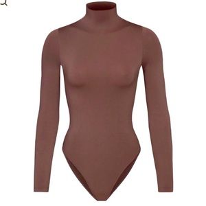 SKIMS Essential Mock Neck Long Sleeve Raw Bodysuit - Cocoa Seamless S/M
